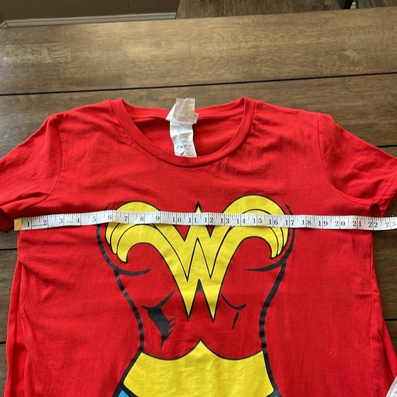 Wonder Woman T-Shirt with Velcro Cape, Used and Washed Once, Size XL - Picture 7 of 8